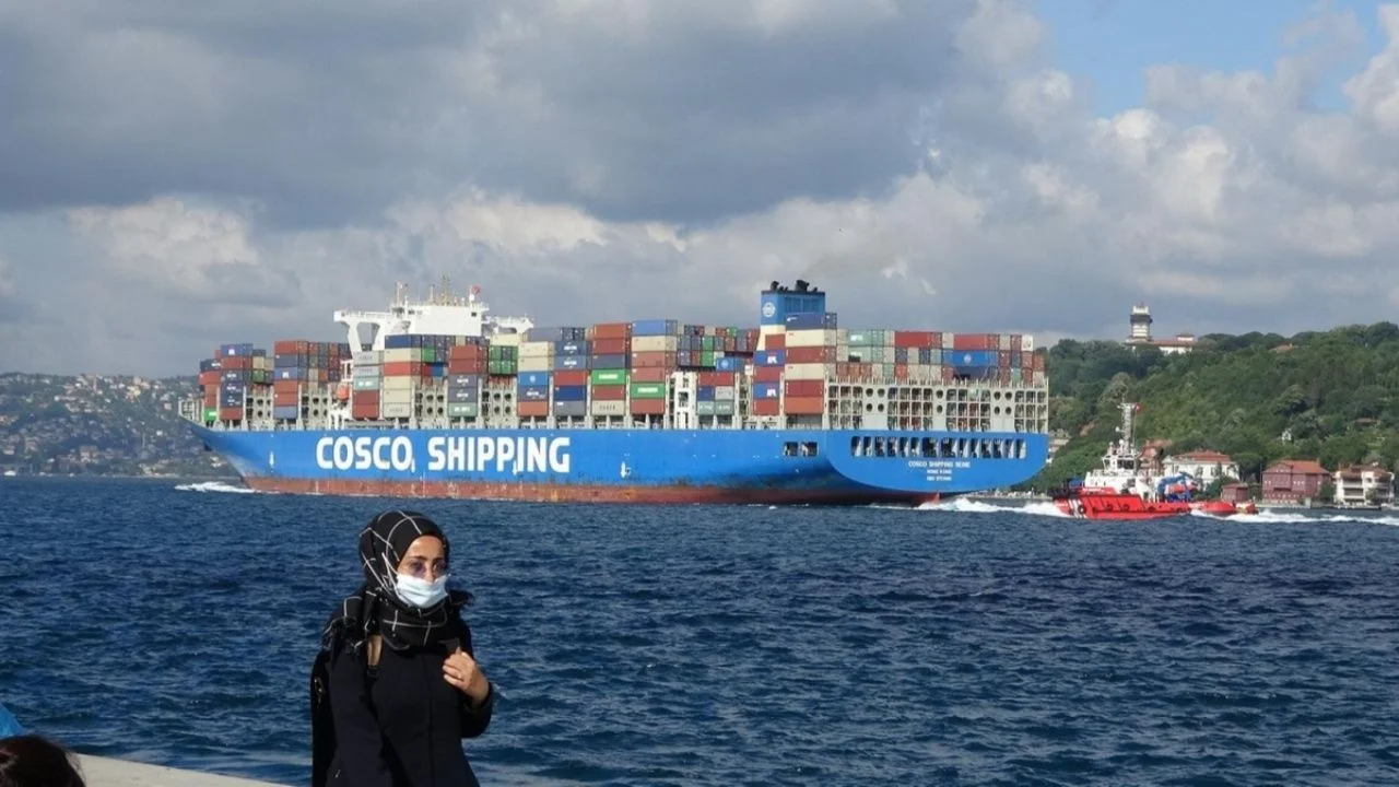 Dev gemi İstanbul Boğazı'ndan geçti