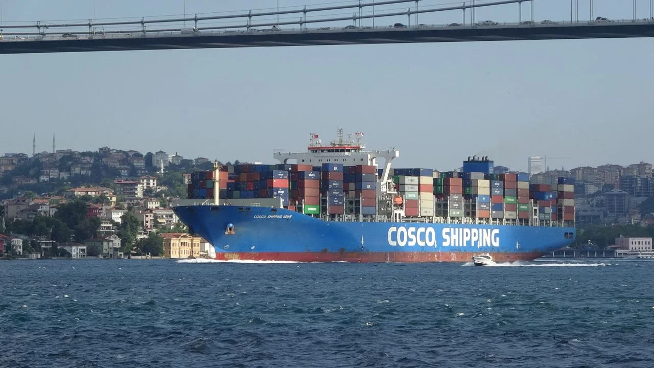 Dev gemi İstanbul Boğazı'ndan geçti
