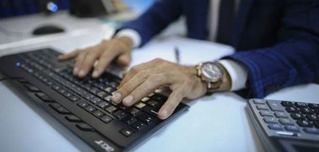İşçi, imzaladığı bordroya dikkat etmezse hakkını talep edemez