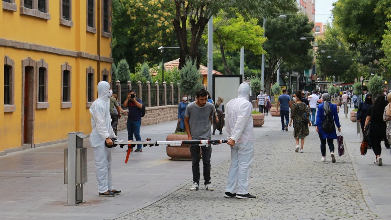 Maske takmayanların önüne sedye ile çıkarak farkındalık oluşturmaya çalıştılar