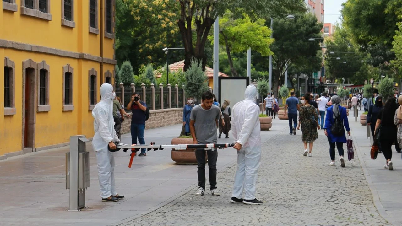 Maske takmayanların önüne sedye ile çıkarak farkındalık oluşturmaya çalıştılar