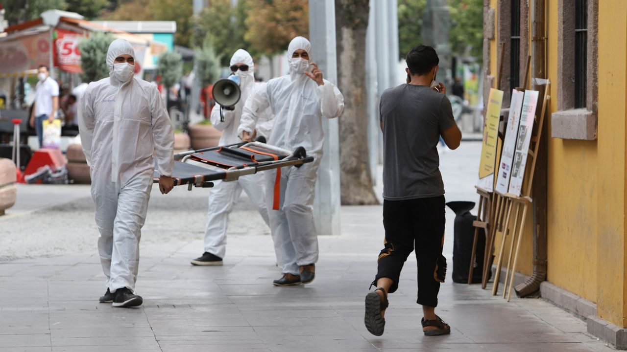Maske takmayanların önüne sedye ile çıkarak farkındalık oluşturmaya çalıştılar