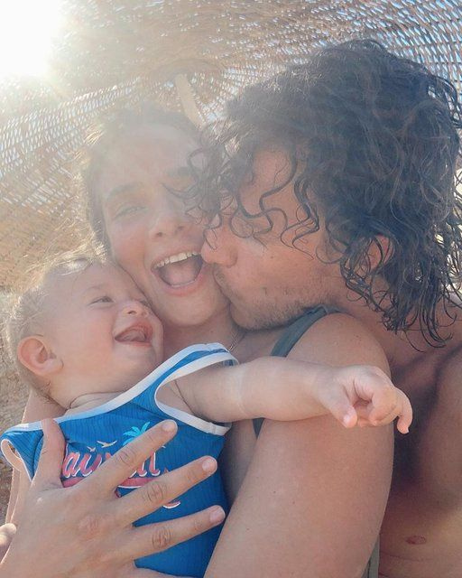 Müge Boz'dan eşi Caner Erdeniz ve kızı ile aile pozu