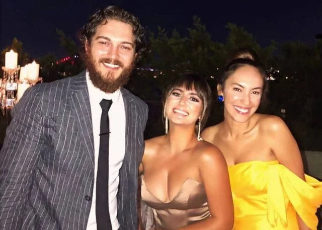 Çağatay Ulusoy ile sevgilisi Duygu Sarışın'dan mutluluk pozu