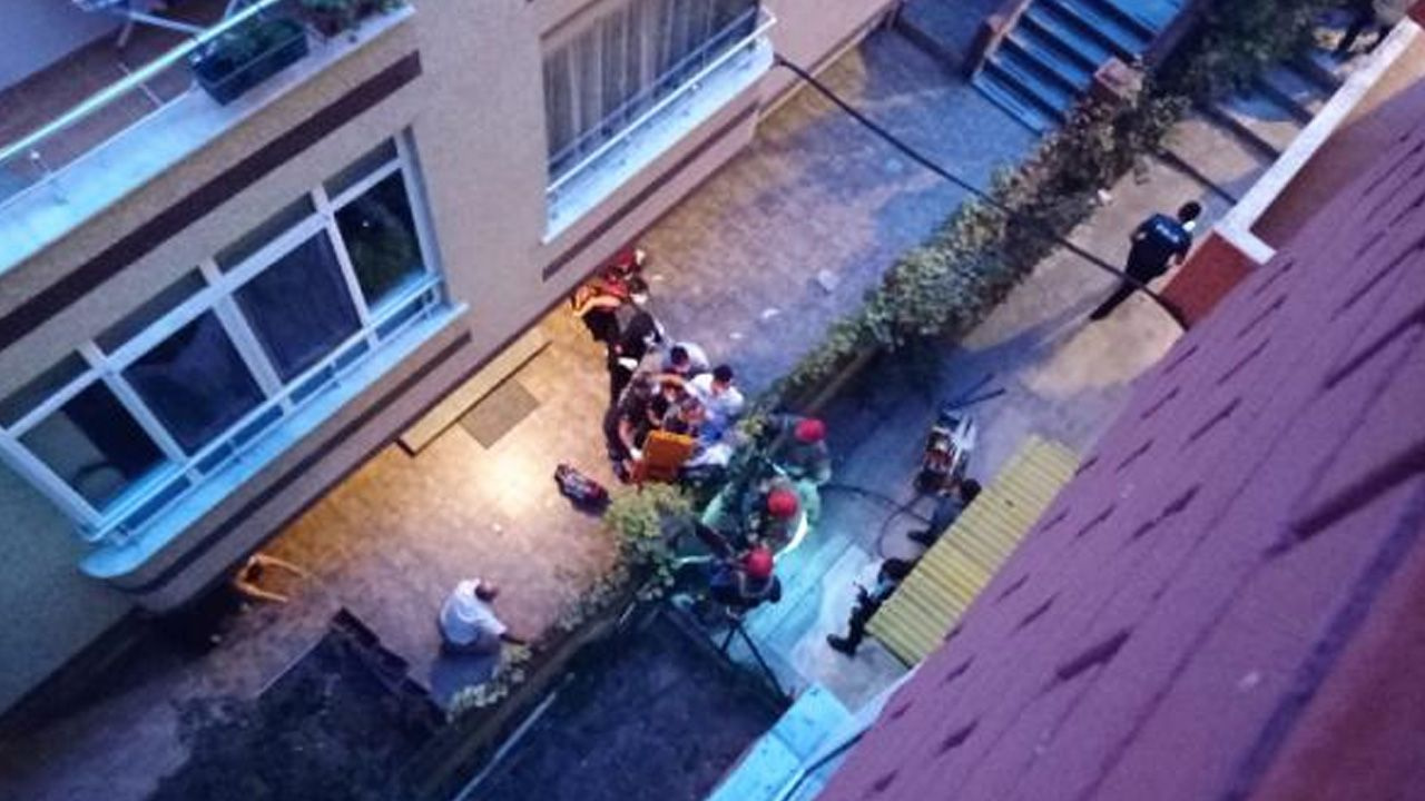 Balkondan düşen yaşlı adama demir korkuluklar saplandı!