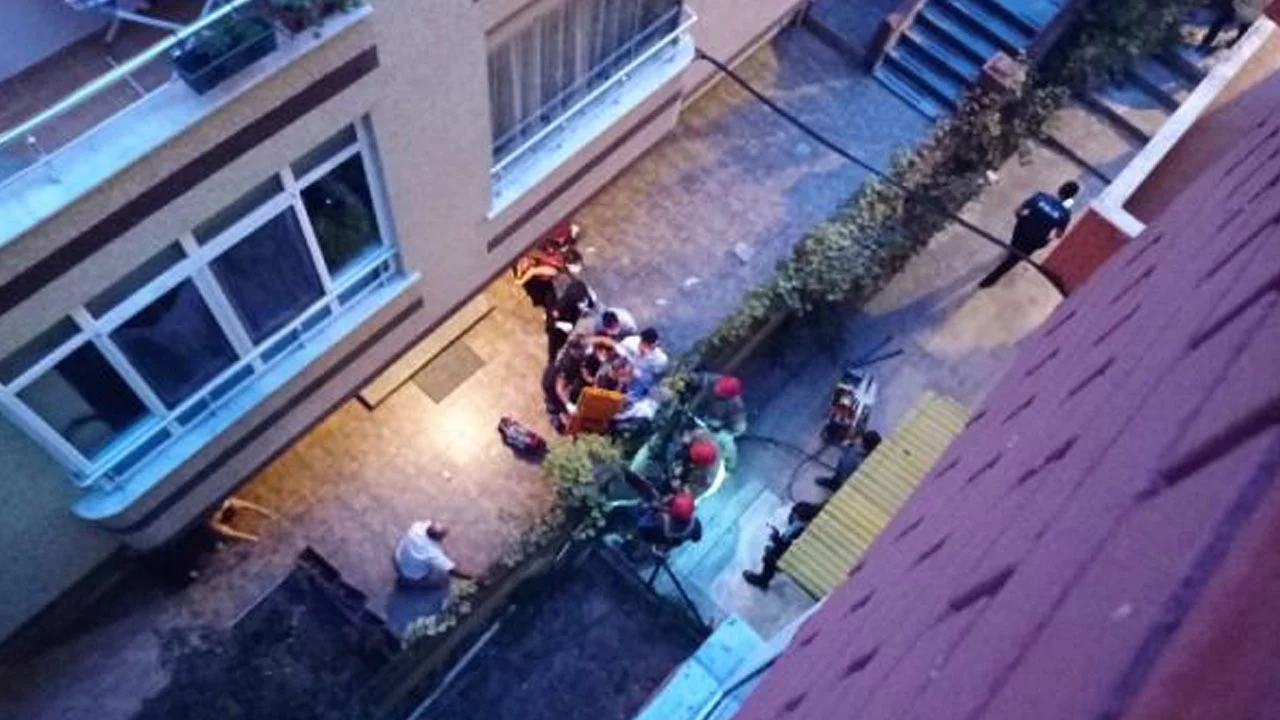 Balkondan düşen yaşlı adama demir korkuluklar saplandı!