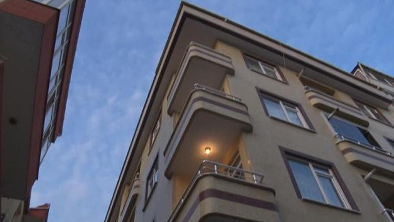 Balkondan düşen yaşlı adama demir korkuluklar saplandı!