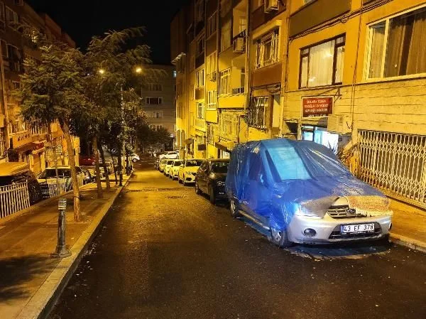 İstanbul'da vatandaşlardan 'dolu' önlemi