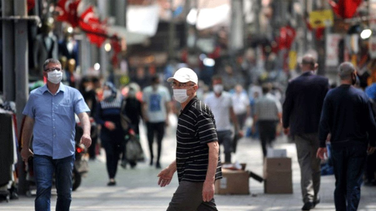İngiliz proseför, maskesiz ve sosyal mesafesiz hayat için 2021 yazını işaret etti!