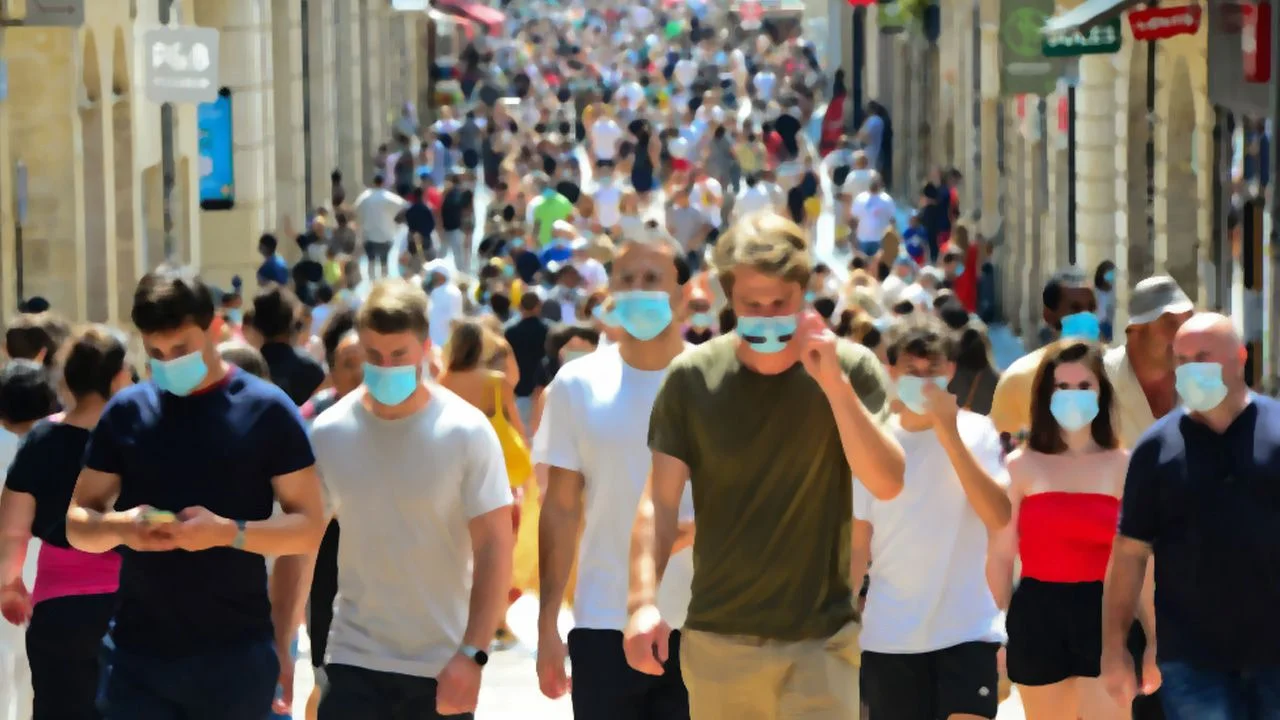 İngiliz proseför, maskesiz ve sosyal mesafesiz hayat için 2021 yazını işaret etti!