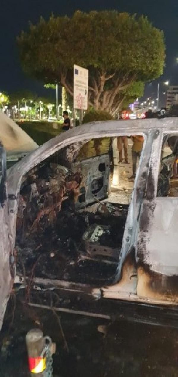 Güney Kıbrıs'ta halk sokağa döküldü
