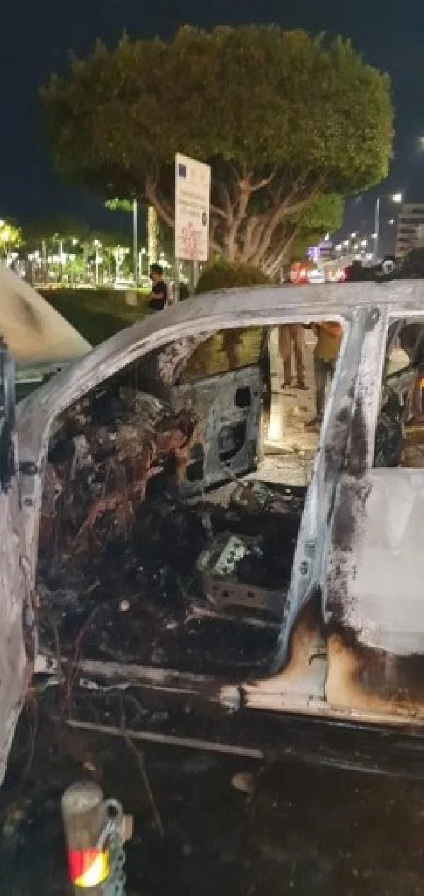 Güney Kıbrıs'ta halk sokağa döküldü