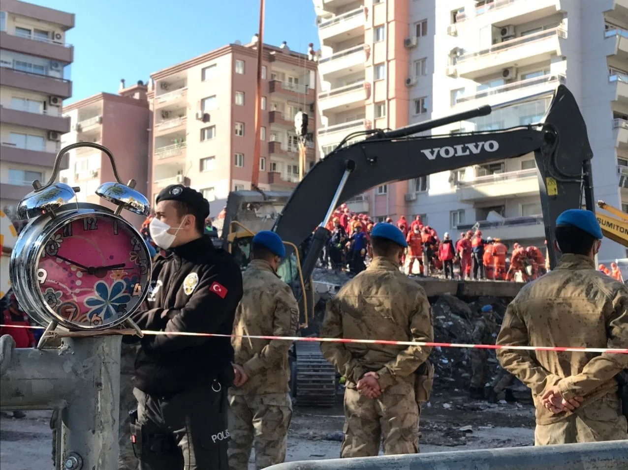 İzmir depreminin simgesi olacak fotoğraf enkazdan çıktı!