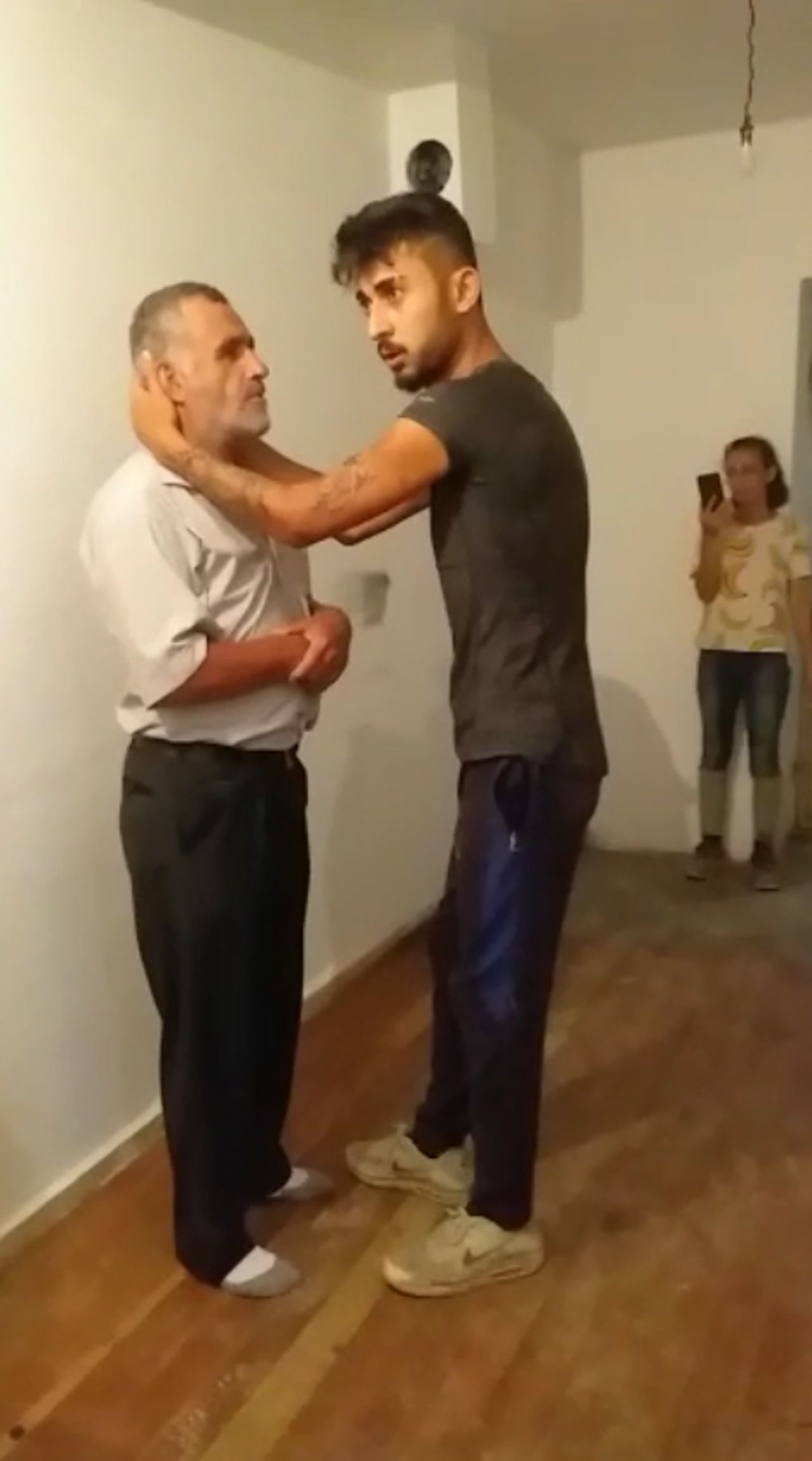 Seyyar satıcıyı eve çağırıp dövdüler!