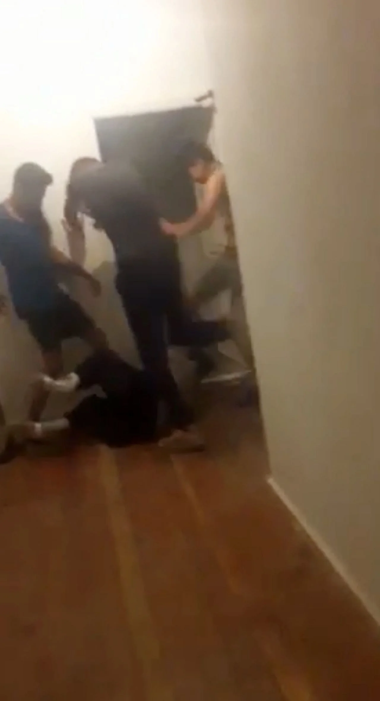 Seyyar satıcıyı eve çağırıp dövdüler!