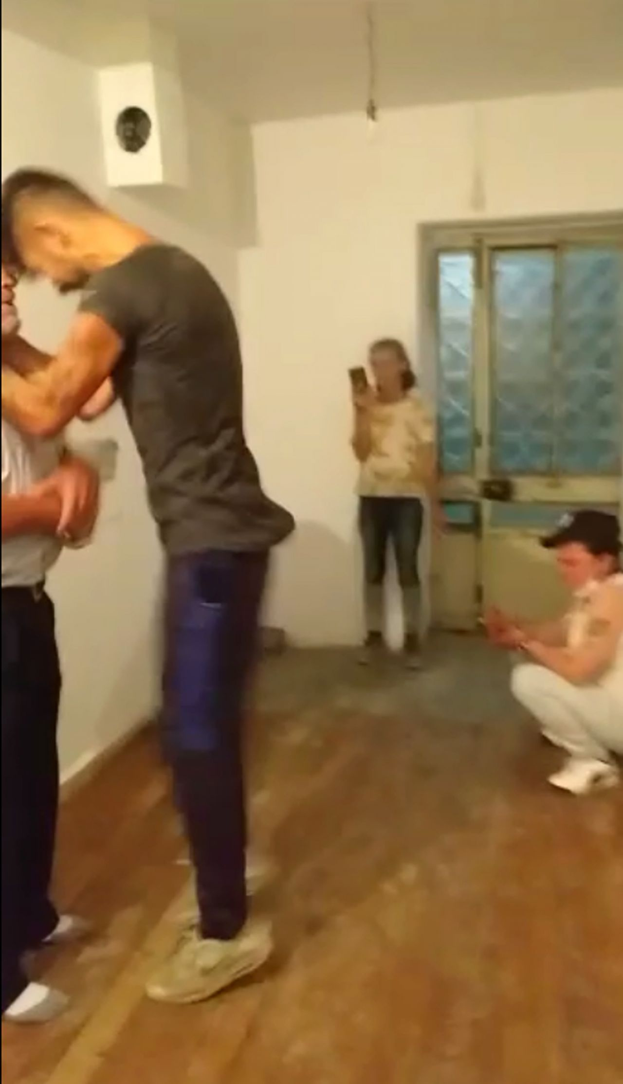 Seyyar satıcıyı eve çağırıp dövdüler!