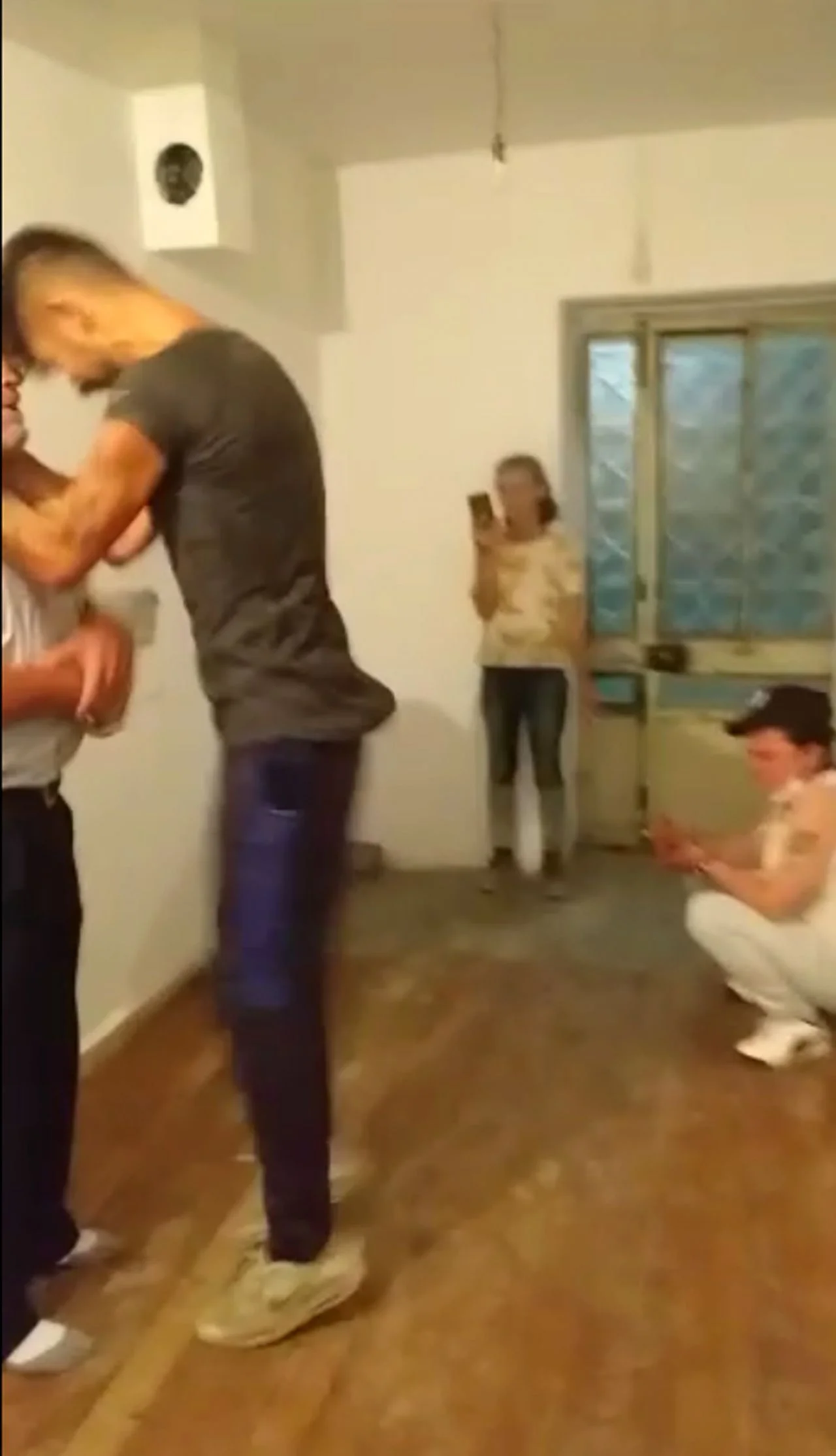 Seyyar satıcıyı eve çağırıp dövdüler!