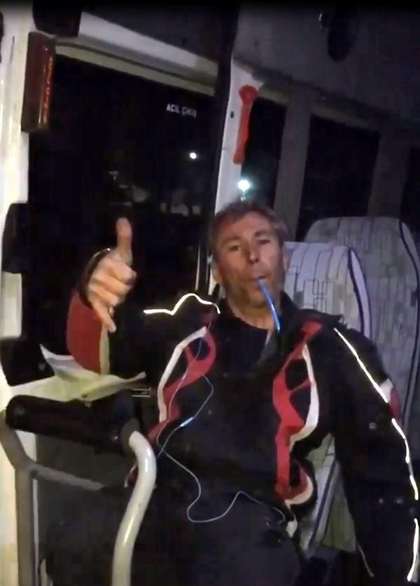 Skandal görüntüler! Bu kez minibüste yakalandı...