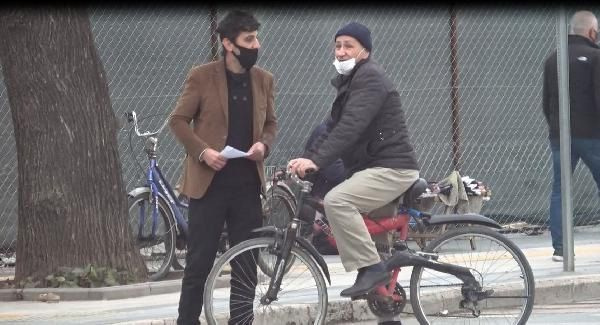Maske takmayanlara testinin pozitif çıktığını söyleyip adres sordu!