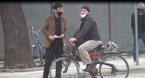 Maske takmayanlara testinin pozitif çıktığını söyleyip adres sordu!