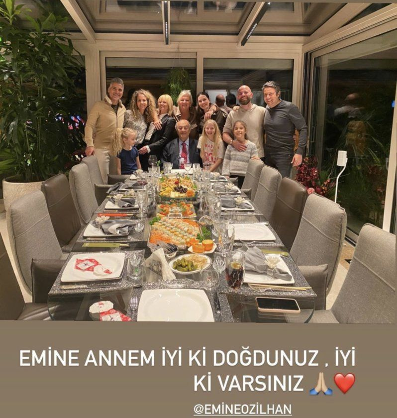 Özilhanlar, ailece bir araya gelerek Emine Özilhan'a kutlama yaptı...