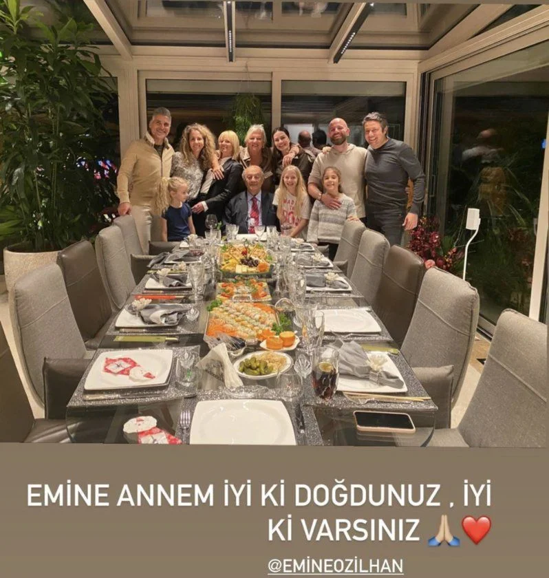 Özilhanlar, ailece bir araya gelerek Emine Özilhan'a kutlama yaptı...