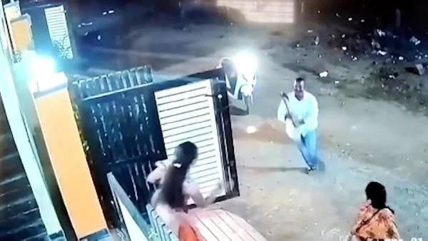 Şok görüntüler! Baltalı sapık dehşet saçtı!