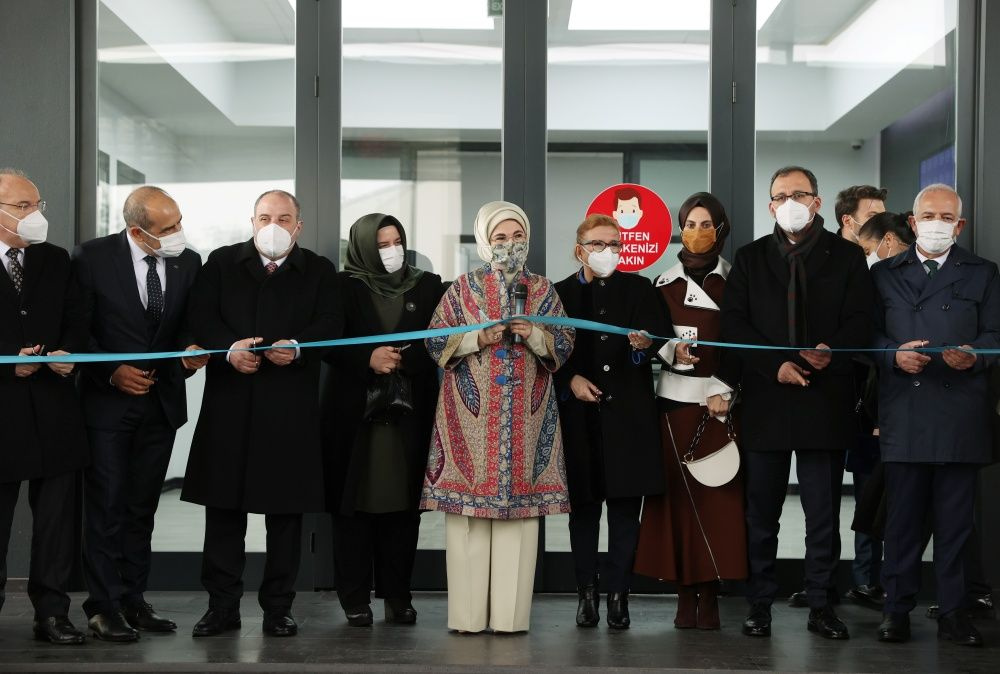 Emine Erdoğan tekstil fabrikasını ziyaret edip dikiş dikti