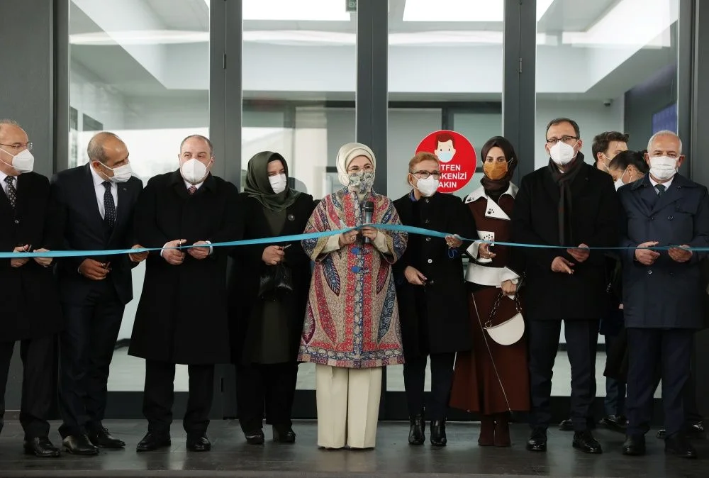 Emine Erdoğan tekstil fabrikasını ziyaret edip dikiş dikti