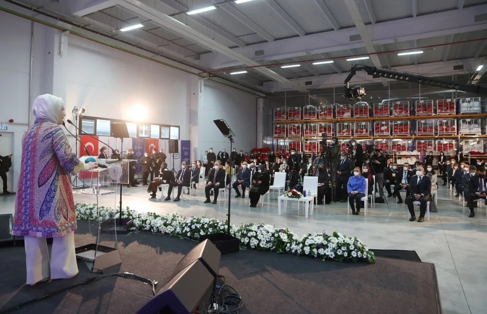 Emine Erdoğan tekstil fabrikasını ziyaret edip dikiş dikti