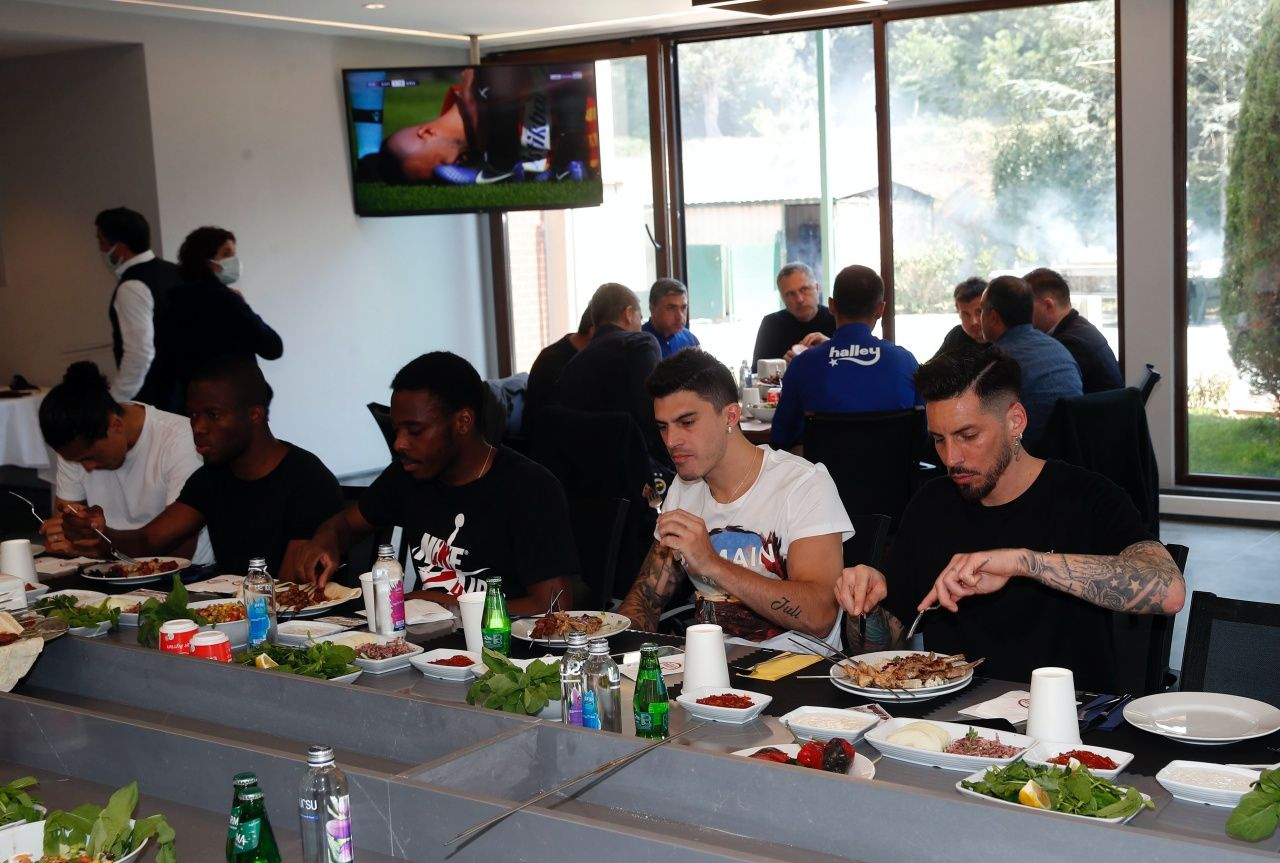 Fenerbahçe yönetiminden takıma barbekü partisi