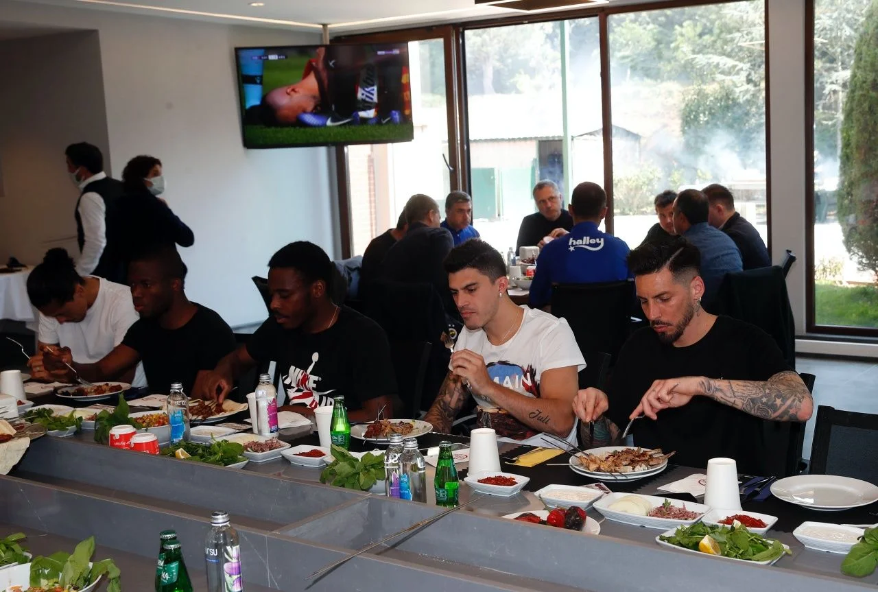 Fenerbahçe yönetiminden takıma barbekü partisi