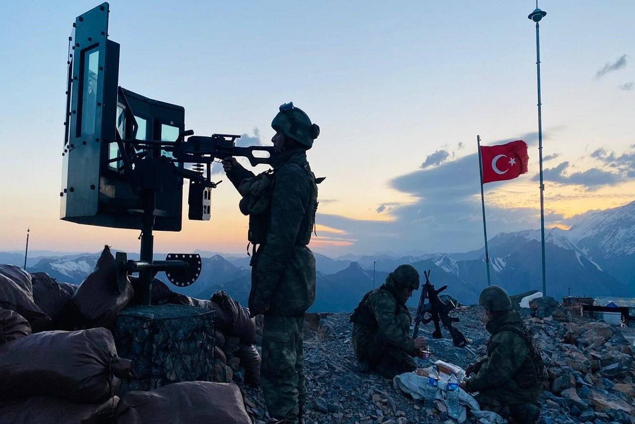 Mehmetçik, silah başında oruç açtı