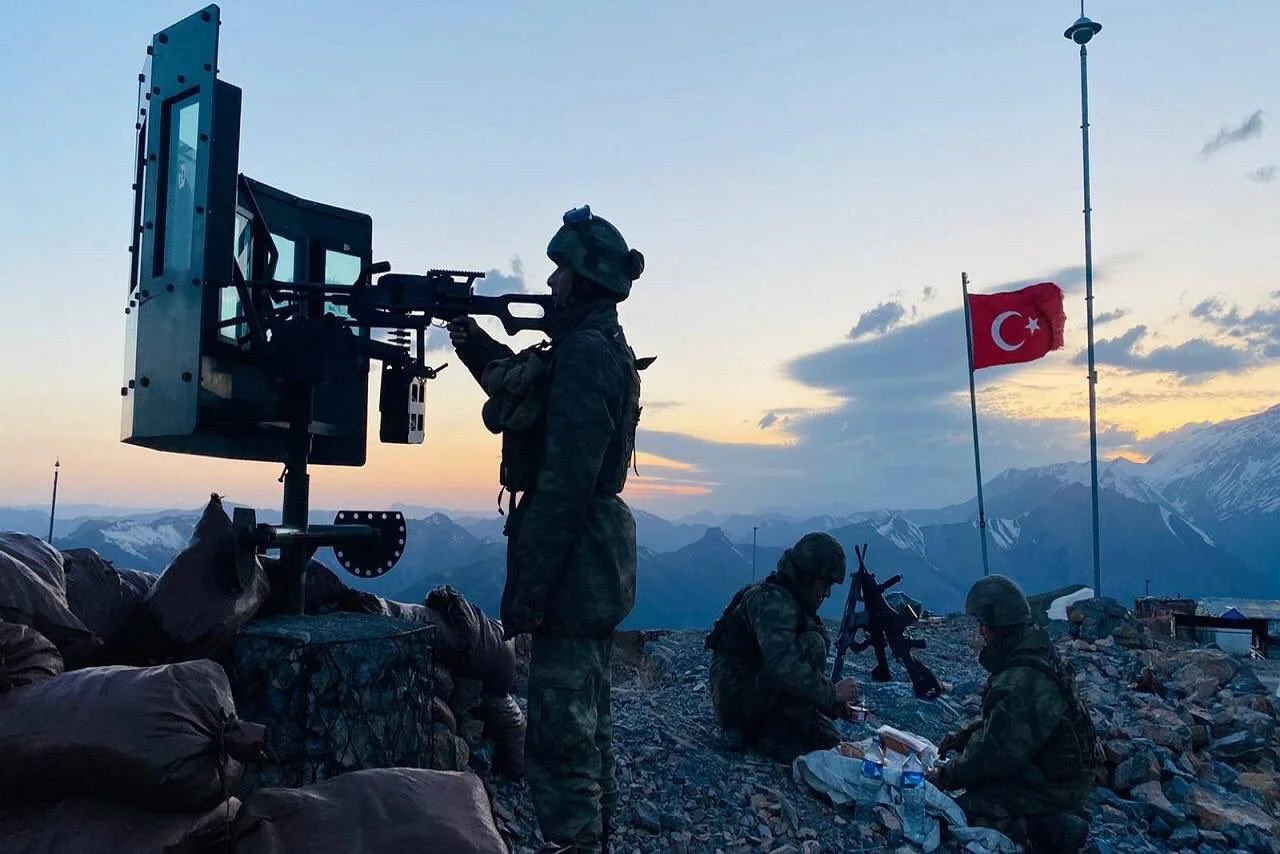 Mehmetçik, silah başında oruç açtı