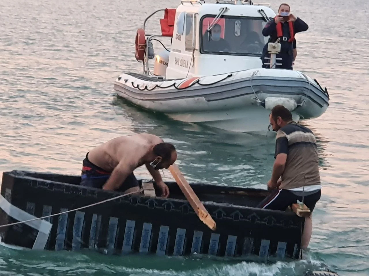 İnşaattaki kutuyu sal yapıp denize açılınca...
