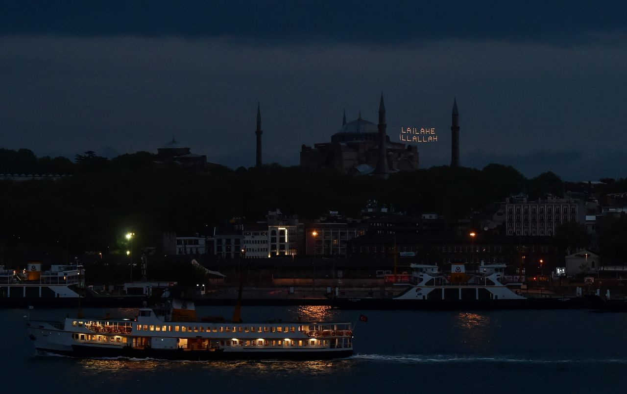 Ayasofya Camii mahya ile buluştu