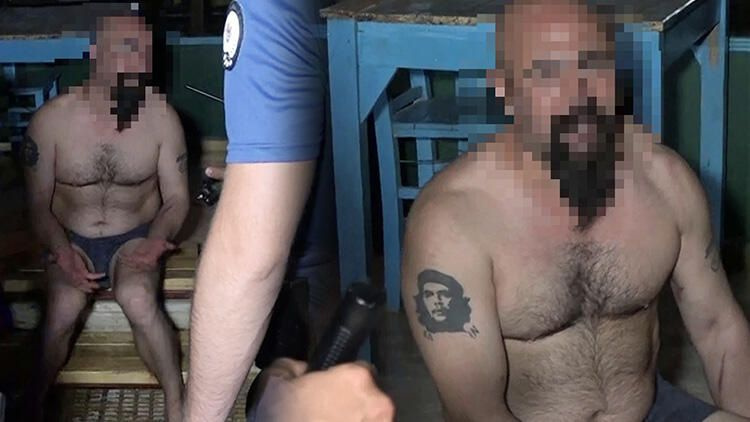 Yarı çıplak soyunan adam çamaşır suyuyla iş yerini yakmaya çalıştı
