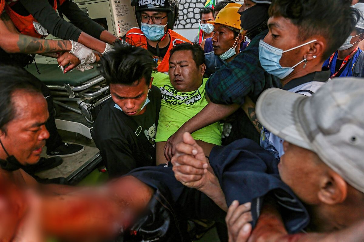 Myanmar ordusundan korkunç şantaj: Öldürdükleri gençlerin cesetlerini kapılara bırakıyorlar