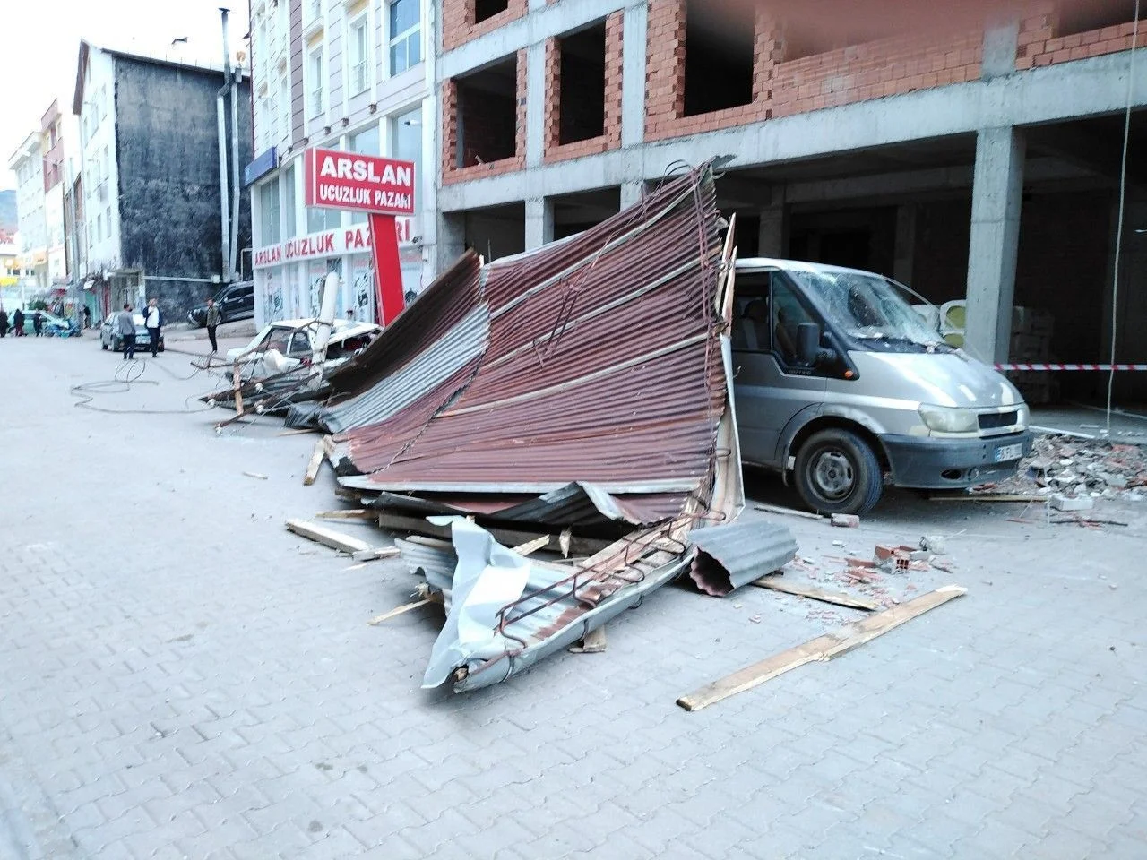 Çatılar uçtu, direkler devrildi