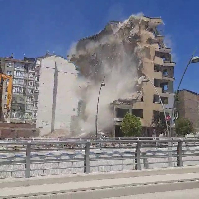 Elazığ'da çıkardıkları yüksek ses binayı yıktı!