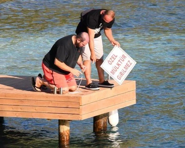 Marmaris’teki villasının önüne izinsiz iskele yaptıran Şahan Gökbakar mağduru oynuyor