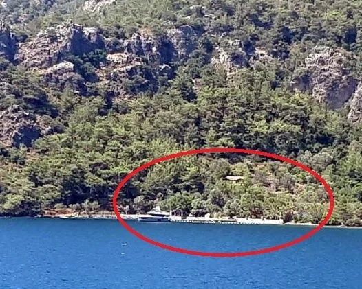 Marmaris’teki villasının önüne izinsiz iskele yaptıran Şahan Gökbakar mağduru oynuyor