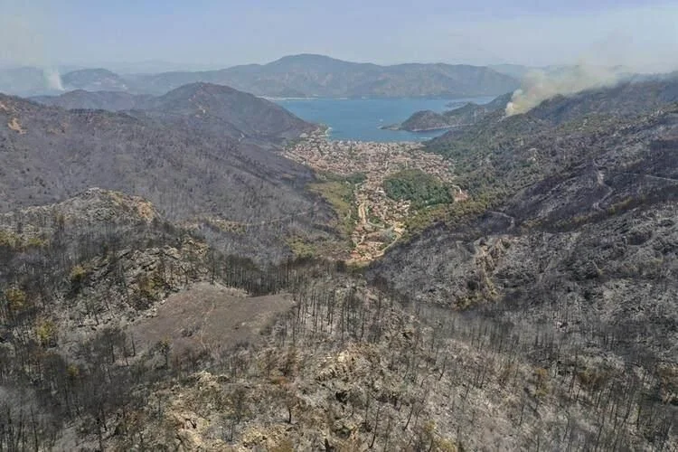 Havadaki devler Türkiye'de! Tek seferde 39 ton su bırakıyor!