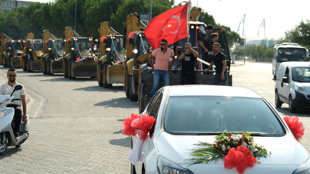 Böyle düğün konvoyu görülmedi! Damat, gelini 11 kepçe ile aldı