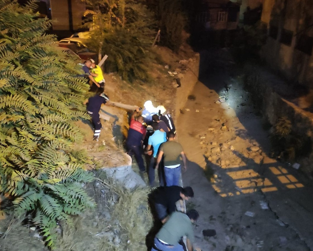 Denizli’de mucizevi kurtuluş! Ağaçları deviren otomobil ikiye bölündü