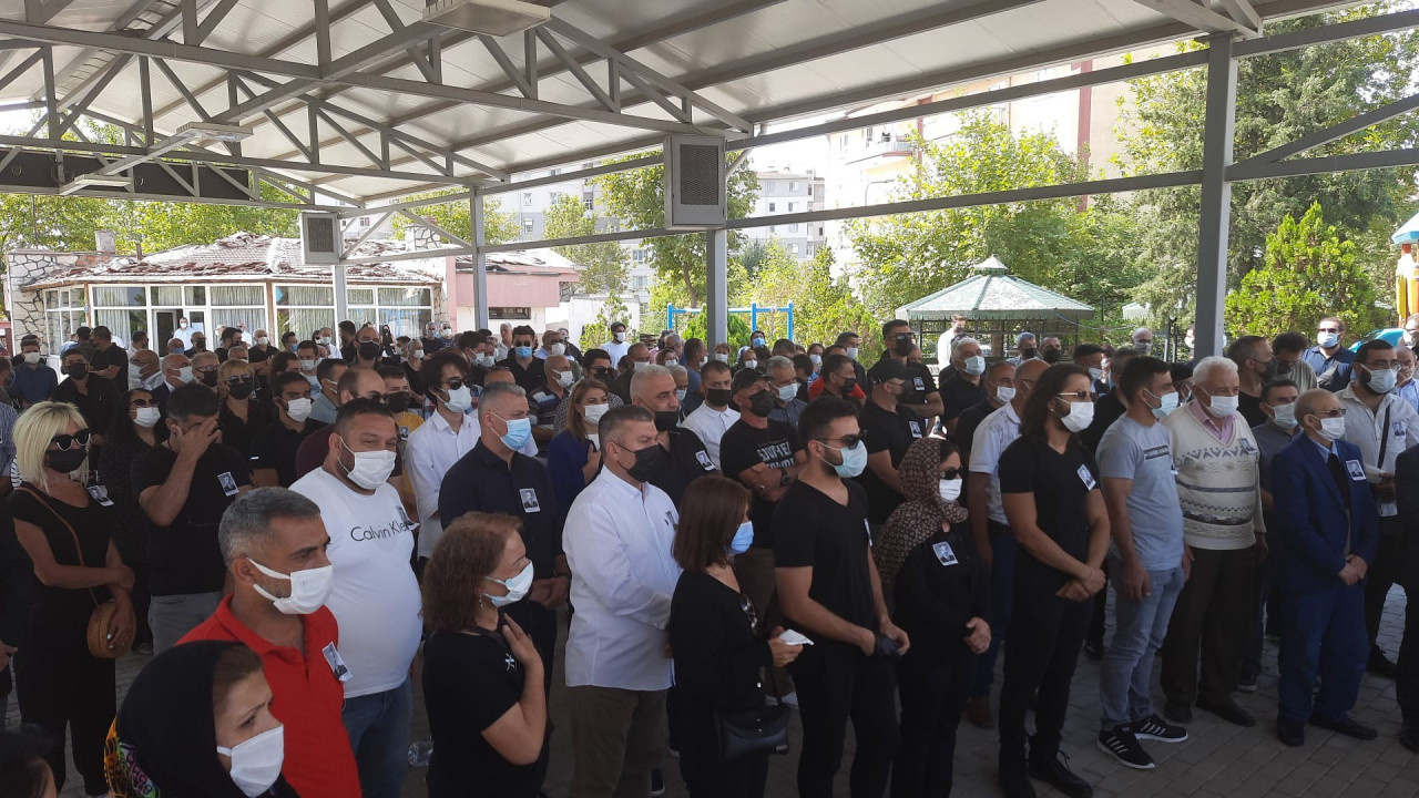 Şarkıcı Koray Avcı'nın babası Veysel Medet Avcı son yolculuğuna uğurlandı