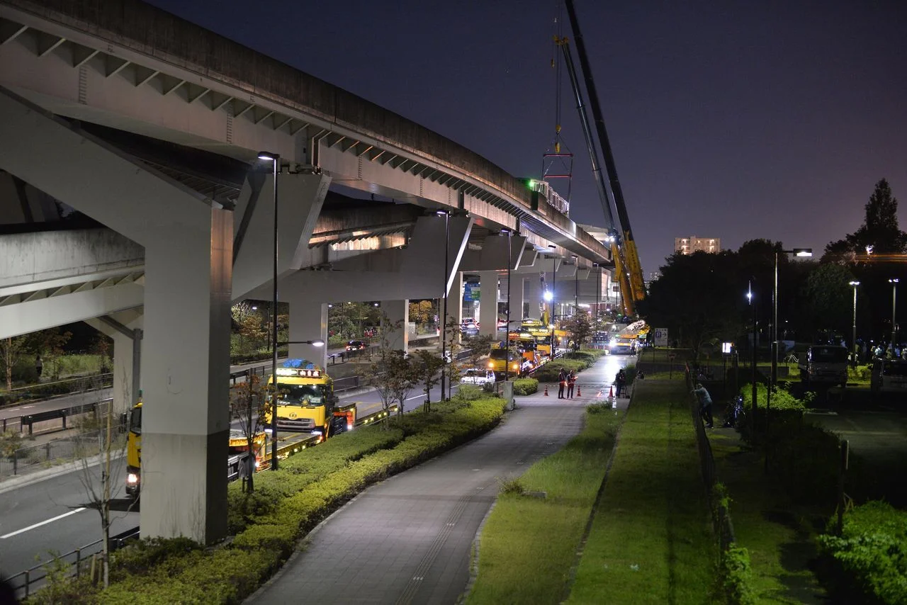 5.9'luk deprem treni raydan çıkardı