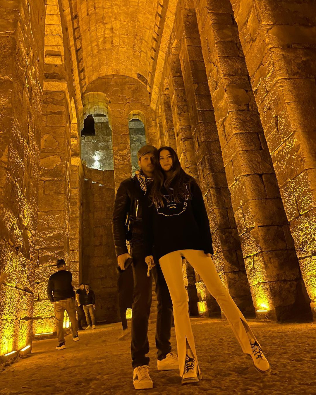 Çekimler için Mardin'e giden Kıvanç Tatlıtuğ'u eşi Başak Dizer yalnız bırakmadı