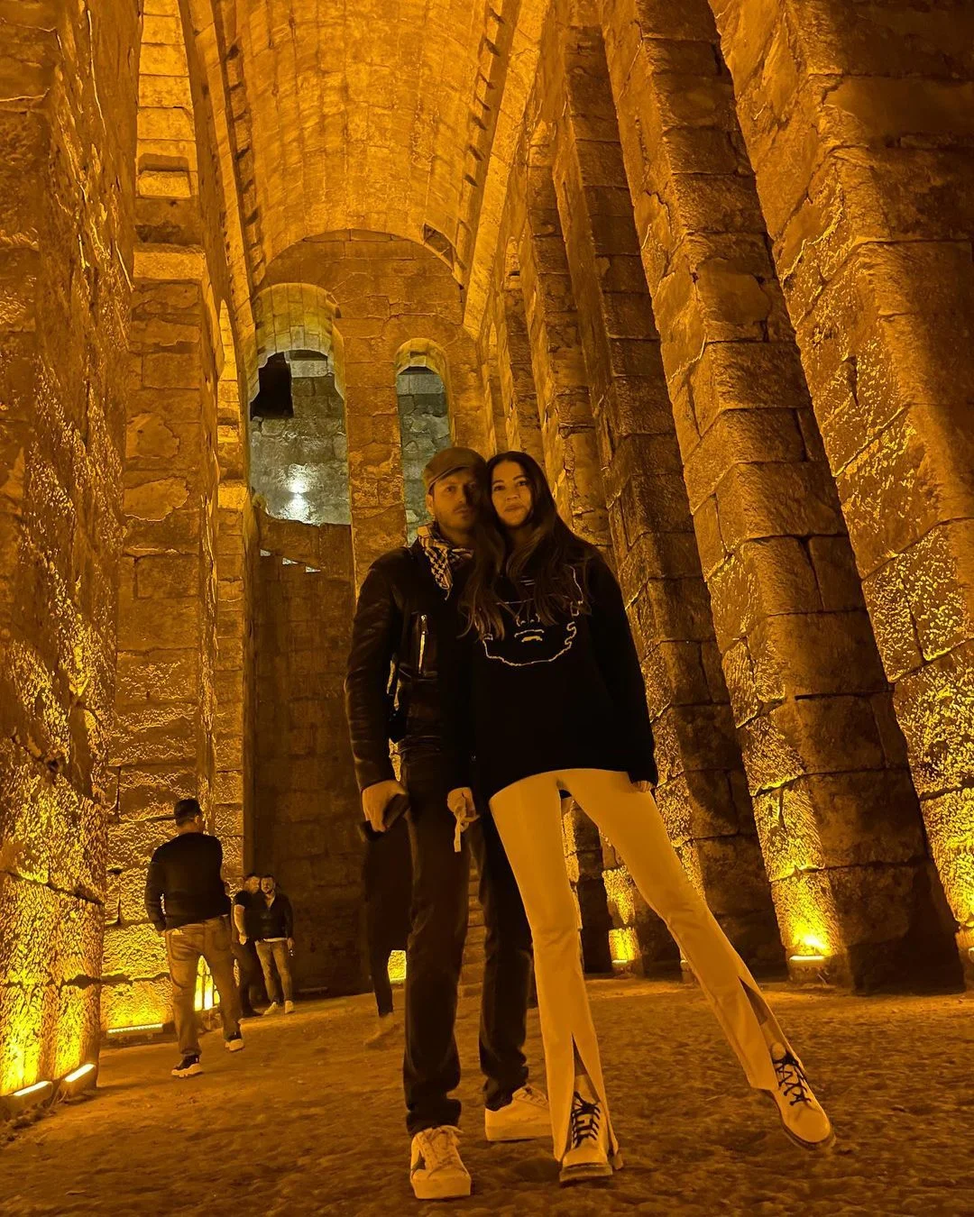 Çekimler için Mardin'e giden Kıvanç Tatlıtuğ'u eşi Başak Dizer yalnız bırakmadı