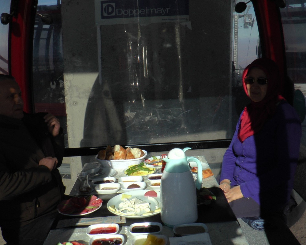 2650 metre yükseklikte teleferikte doğa ile baş başa kahvaltı ve yemek keyfi